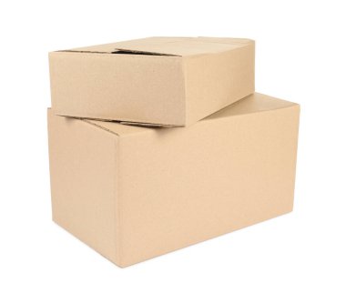 Beyaza izole edilmiş iki karton kutu.