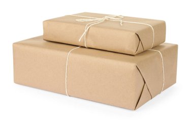 Kağıda sarılmış kutular beyaza izole edilmiş.