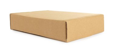 Bir karton kutu beyaza izole edilmiş.