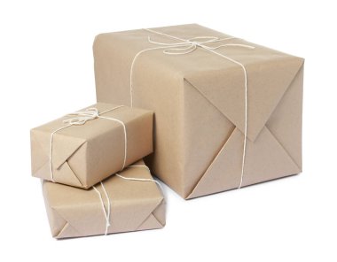 Kraft kağıdına sarılı paketler beyaza izole edildi