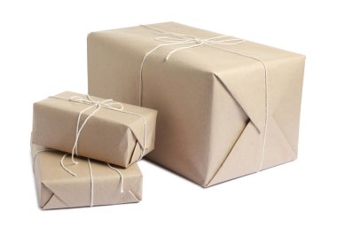 Kraft kağıdına sarılı paketler beyaza izole edildi