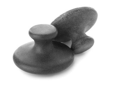 Beyaz üzerine izole edilmiş masaj taşları. Spa tedavisi