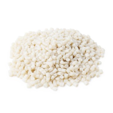 Beyaz üzerinde izole plastik granüller yığını