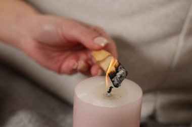 Palo Santo çakan kadın evde takılıyor, yakın plan.