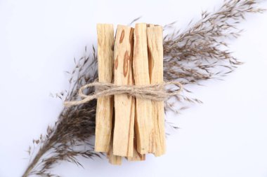 Palo santo sopaları ve beyaz arka planda kurutulmuş kamış, üst görünüm