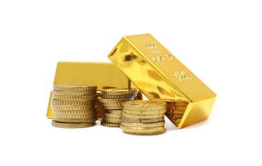 Beyaz üzerine izole edilmiş altın külçeler ve sikkeler