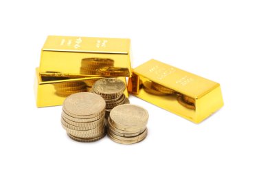 Beyaz üzerine izole edilmiş altın külçeler ve sikkeler