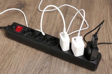 Güç kablosu kablosu olan USB adaptörleri zeminde, yakın plan