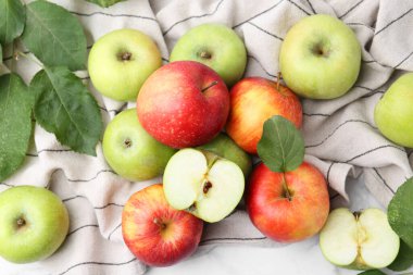 Havluda farklı olgun elmalar, düz uzanmış