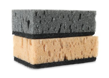 Beyaza izole edilmiş iki yumuşak sünger. Temizlik arzı