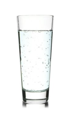 Ayna yüzeyinde cam içinde soda tazeleyen beyaz bir yüzey.