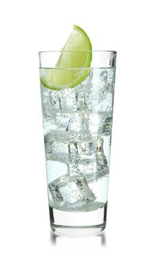 Soda suyunu buz küpleriyle tazelemek ve ayna yüzeyindeki limon dilimlerini beyaza izole etmek.