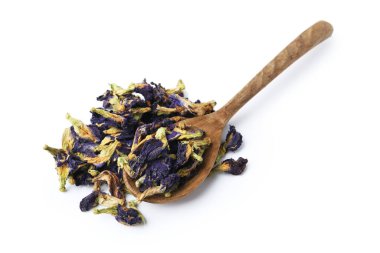 Kelebekli kaşık bezelye çiçeği çayı beyaz üzerine izole edilmiş.