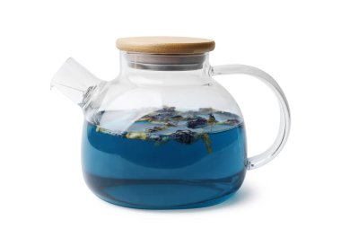 Lezzetli bezelye çiçeği çayı beyazın üzerinde izole edilmiş.