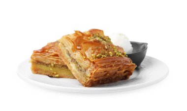 Lezzetli baklava ezilmiş fındık ve beyaz üzerine izole edilmiş dondurma.