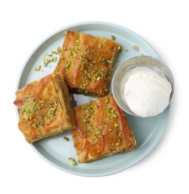 Ezilmiş fındıklı enfes baklava ve beyaz üzerine izole edilmiş dondurma.