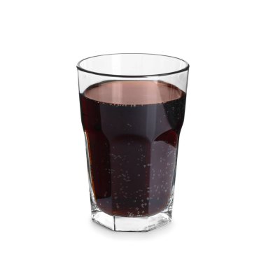 Beyaza izole edilmiş bir bardak tatlı soda.