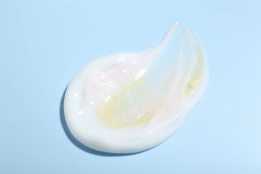 Açık mavi arkaplanda krema örneği, yakın plan