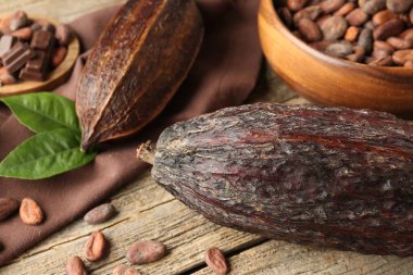 Ahşap masa üzerinde kakao bakla ve fasulye, closeup