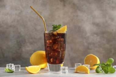 Taze buzlu kola, nane ve gri masada limon.