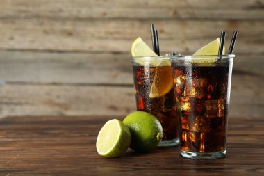 Limon dilimleri ve ahşap masadaki limonlu buzlu kolayı tazeliyorum. Metin için boşluk