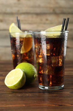 Limon dilimleri ve ahşap masadaki limonlu buzlu kolayı tazeliyorum.