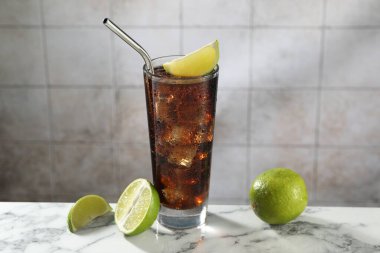 Beyaz mermer masada limon dilimleri ile buzlu kolayı tazeliyorum.