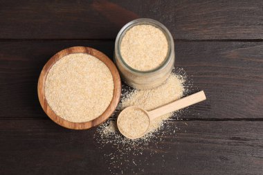 Cam kavanozda yulaf ezmesi, tahta masada kase ve kaşık.