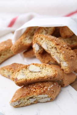 Geleneksel İtalyan badem bisküvileri (Cantucci) güvertede, yakın plan
