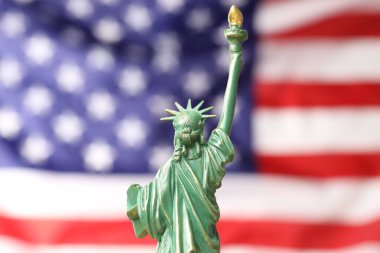 Amerikan bayrağına karşı Özgürlük Heykeli, yakın plan.