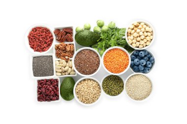 Süper yemek. Beyazlara izole edilmiş farklı sağlıklı gıda ürünleri.