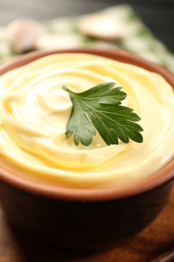 Masada maydanozlu mayonez sosu, yakın plan.