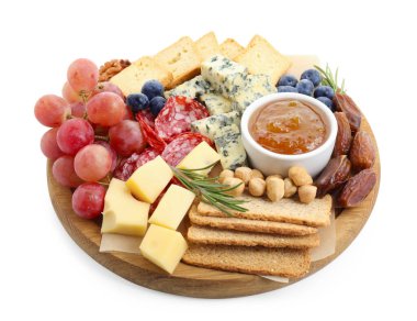 Farklı lezzetli peynir türleri ve beyaz üzerine izole edilmiş diğer atıştırmalıklar.