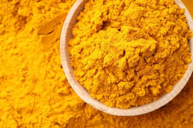 Baharat kasesinde zerdeçal tozu, üst manzara