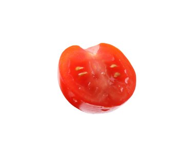 Kiraz domatesinin yarısı beyaza izole edilmiş.