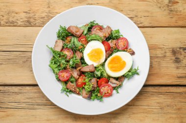 Tahta masada nefis taze ton balığı salatası.