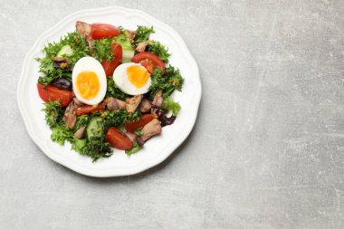 Gri desenli masada nefis taze ton balığı salatası, üst manzara. Metin için boşluk