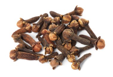 Beyaz arka planda kuru karanfil tomurcukları yığını. Aromatik baharat