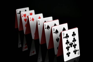 Siyah ayna yüzeyinde kart oynama sırası, yakın plan