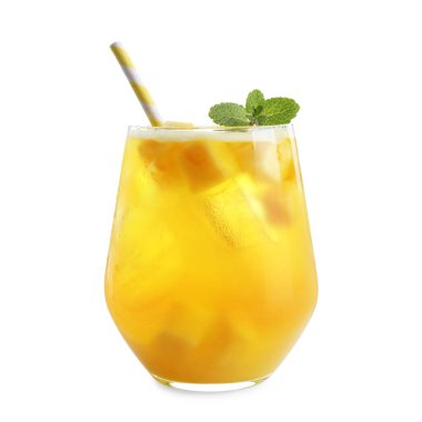 Lezzetli ananas kokteyli ve beyaz bardakta nane şekeri.