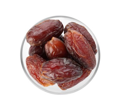 Beyaz, üst manzara izole edilmiş kâsede kurutulmuş lezzetli hurmalar.