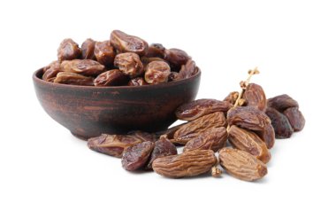 Lezzetli kuru hurma kasesi beyaz üzerine izole edilmiş.
