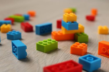 İnşaat oyuncağı. Ahşap arka planda renkli tuğlalar, yakın plan