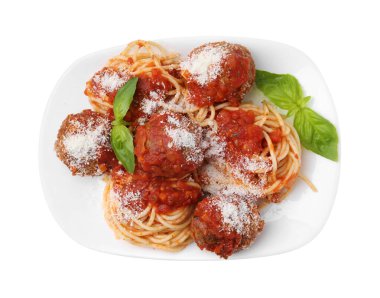 Köfteli lezzetli makarna, fesleğen ve peynir beyaza izole edilmiş, üst manzara.