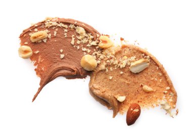 Farklı fındık ezmeleri ve fındıklar beyaz, üst görünüm