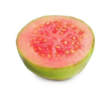 Taze guava meyvelerinin yarısı beyaza izole edilmiş.