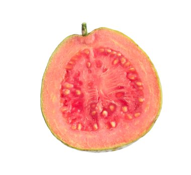 Taze guava meyvelerinin yarısı beyaza izole edilmiş.