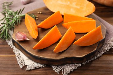 Tahta masada dilimlenmiş tatlı patates, yakın plan.