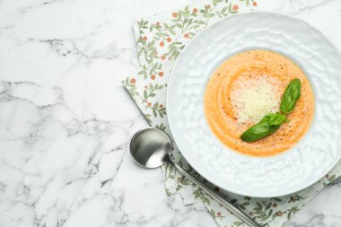Beyaz mermer masada servis edilen leziz patates çorbası. Metin için boşluk