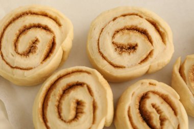 Pek çok pişmemiş tarçınlı rulo, yakın çekim.